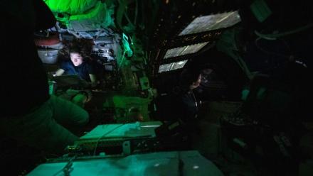 L'astronaute de la NASA Christina Koch éclairée par un écran à bord du vaisseau Orion plongé dans l'obscurité, le 3 avril 2026