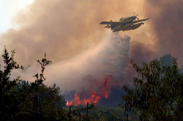 Un avion Air Tractor AT-802F Fire Boss largue de l’eau sur un incendie de forêt près de San Martín de Valdeiglesias, à environ 70 km à l’ouest de Madrid, le 26 juillet 2026