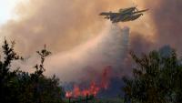 Un avion Air Tractor AT-802F Fire Boss largue de l’eau sur un incendie de forêt près de San Martín de Valdeiglesias, à environ 70 km à l’ouest de Madrid, le 26 juillet 2026