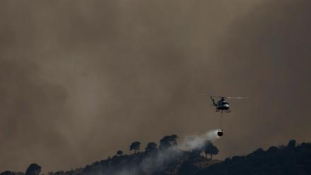 Un hélicoptère bombardier d’eau largue de l’eau sur un incendie de forêt près de Robledo de Chavela, à environ 60 kilomètres à l’ouest de Madrid, le 27 juillet 2026