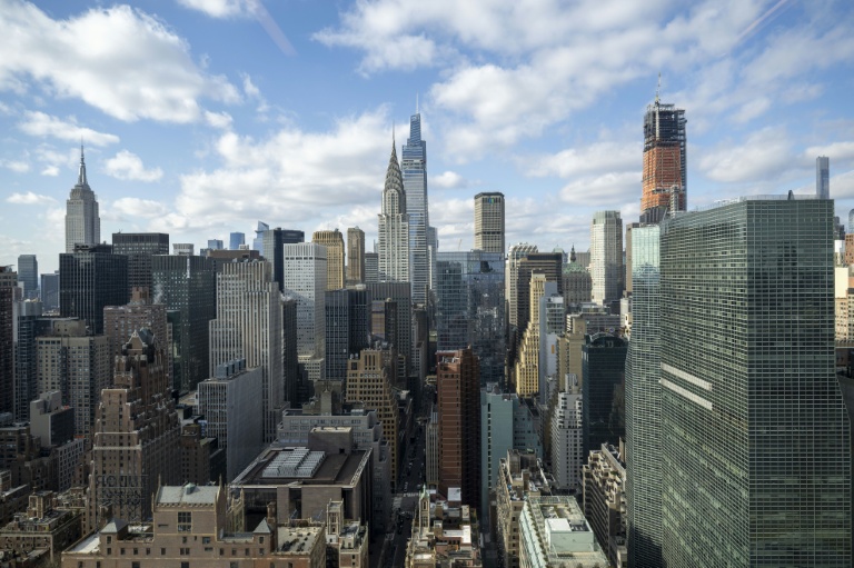L'Empire State Building (gauche), le Chrysler Building devant la tour One Vanderbilt, et la tour JPMorgan en construction (droite), le 11 janvier 2024