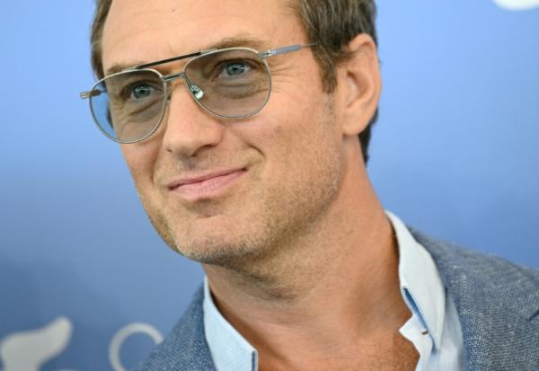 L'acteur britannique Jude Law à la Mostra de Venise le 31 août 2025, à la veille de la présentation en avant-première du film du réalisateur français Olivier Assayas "Le mage du Kremlin", dans lequel il incarne le président russe Vladimir Poutine
