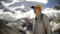 Saul Luciano Lliuya devant le lac Palcacocha, situé à 4.650 mètres d'altitude à Huaraz, dans le nord-est du Pérou, le 23 mai 2022
