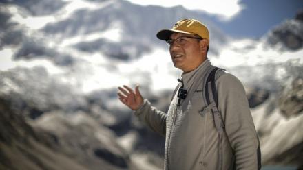 Saul Luciano Lliuya devant le lac Palcacocha, situé à 4.650 mètres d'altitude à Huaraz, dans le nord-est du Pérou, le 23 mai 2022
