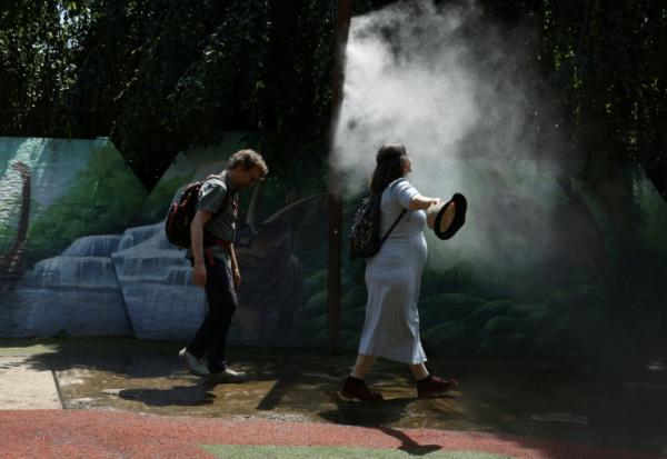 Brumisation dans un parc de Pantin en Seine-Saint-Denis, au nord-est de Paris, le 28 juin 2026