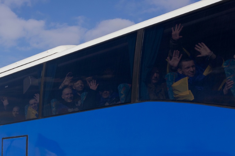Des soldats ukrainiens libérés par les Russes après un échange de prisonniers, arrivent en bus dans un lieu non précisé dans le nord de l'Ukraine, le 6 mars 2026 