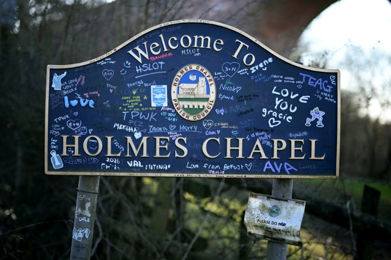 Un panneau de la ville d'enfance de Harry Styles, couvert de graffitis, à Holmes Chapel, au nord-ouest de l'Angleterre, le 4 mars 2026
