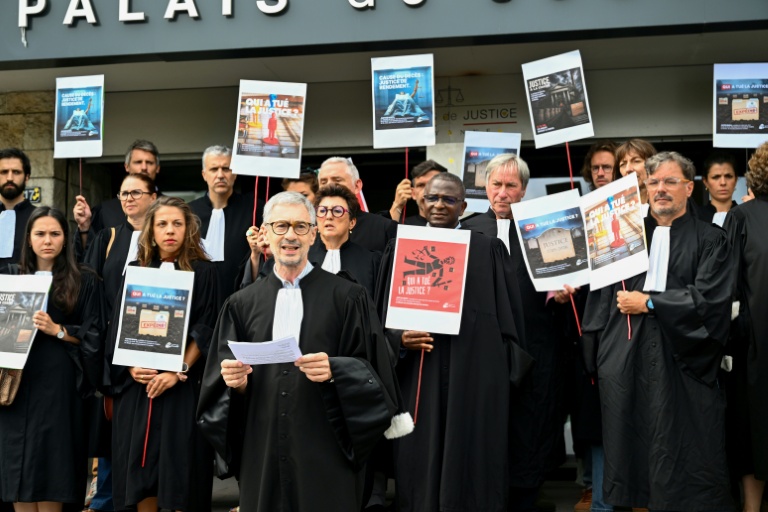 Alain Larrea (3e g), bâtonnier de Bayonne, lors d'un rassemblement de magistrats, avocats, greffiers, fonctionnaires et personnels devant le palais de justice de Bayonne pour exprimer leur solidarité avec la famille de Lyhanna et réclamer davantage de moyens structurels pour la justice, le 29 juin 2026 dans les Pyrénées-Atlantiques