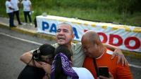 Le prisonnier vénézuélien Richard Puentes (C) enlace des membres de sa famille après sa libération de la prison El Rodeo 1, à Guatire, dans l’État de Miranda, au Venezuela, le 23 février 2026
