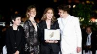 La réalisatrice Justine Triet (2e. à d.) pose avec sa Palme d'or et l'équipe du film "Anatomie d'une Chute", au 76e Festival de Cannes, le 27 mai 2023