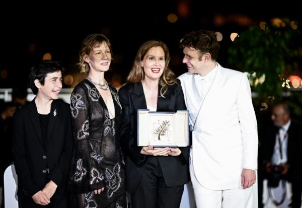 La réalisatrice Justine Triet (2e. à d.) pose avec sa Palme d'or et l'équipe du film "Anatomie d'une Chute", au 76e Festival de Cannes, le 27 mai 2023