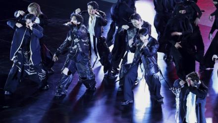 Les membres du groupe de K-pop BTS lors du concert marquant leur retour sur la place Gwanghwamun à Séoul, le 21 mars 2026, en Corée du Sud