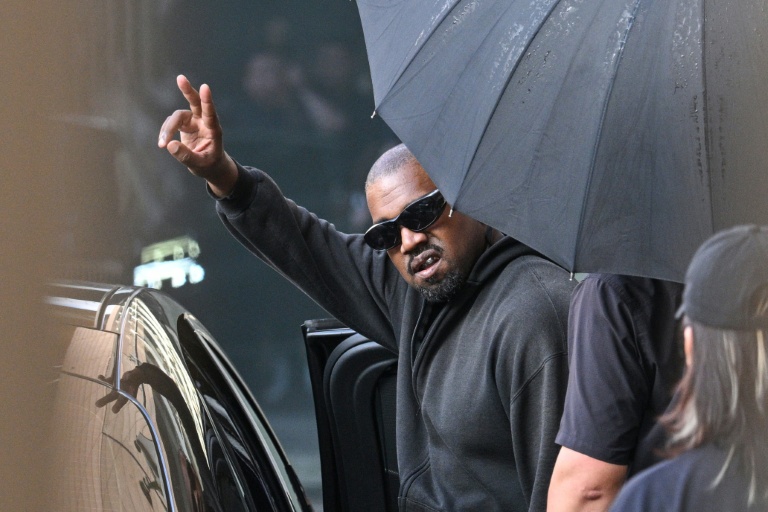 Le rappeur américain Kanye West à l'aéroport de Shanghaï, le 11 juillet 2025 en Chine