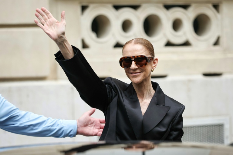 La chanteuse canadienne Céline Dion salue ses fans devant l'hôtel Le Royal Monceau à Paris, le 3 septembre 2026, avant une série de concerts dans la capitale