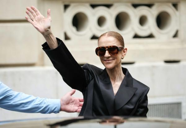 La chanteuse canadienne Céline Dion salue ses fans devant l'hôtel Le Royal Monceau à Paris, le 3 septembre 2026, avant une série de concerts dans la capitale