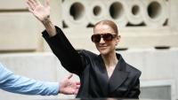 La chanteuse canadienne Céline Dion salue ses fans devant l'hôtel Le Royal Monceau à Paris, le 3 septembre 2026, avant une série de concerts dans la capitale