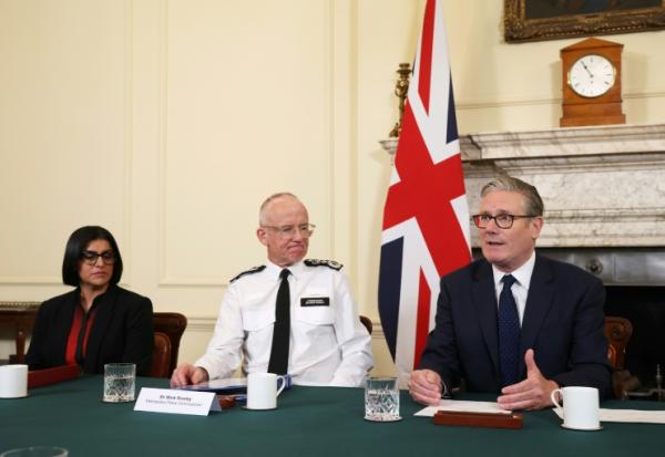 Le Premier ministre britannique Keir Starmer (D) en conférence de presse avec la ministre de l'Intérieur Shabana Mahmood (G) et le commissaire de la POlice métropolitaine Mark Rowley (C) à Londres le 30 avril 2026