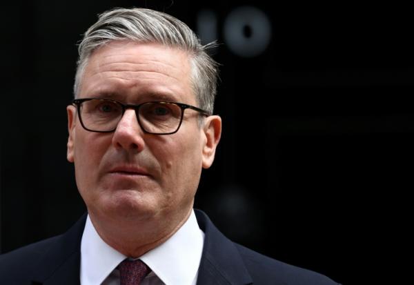 Le Premier ministre Keir Starmer lors de l'annonce de sa démission devant Downing Street, à Londres, le 22 juin 2026