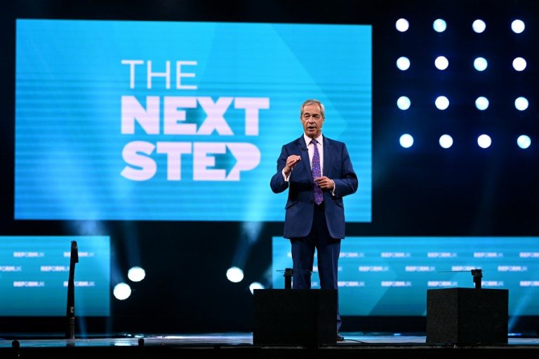 Le chef du parti Reform UK, Nigel Farage, prononce son discours de clôture à l'issue de la deuxième et dernière journée de la conférence du parti à Birmingham, dans le centre de l'Angleterre, le 6 septembre 2025