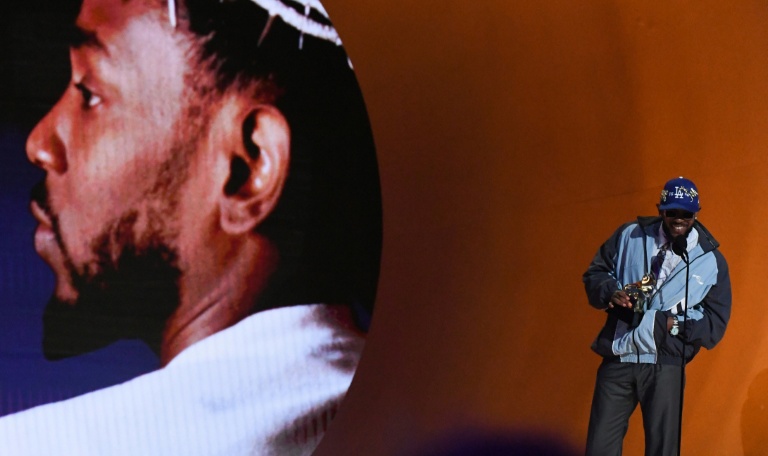 Le rappeur américain Kendrick Lamar reçoit le prix du meilleur album rap pour 