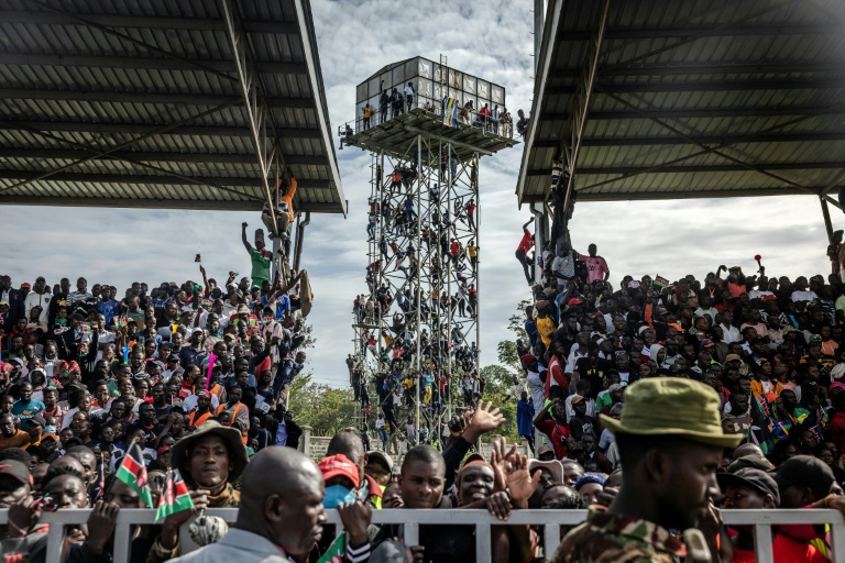 Des partisans de Raila Odinga sont montés sur un château d'eau près du stade où est exposée la dépouille de l'opposant, à Kisumu, dans l'ouest du Kenya, le 18 octobre 2025
