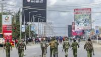 La police anti-émeute kényane avance vers une foule de manifestants à Kitengela (Kenya), le 18 mai 2026