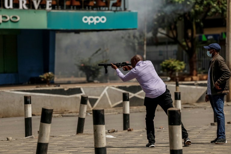 Un policier en civil tire des gaz lacrymogènes sur des manifestants protestant contre la hausse du prix des carburants, le 18 mai à Nairobi