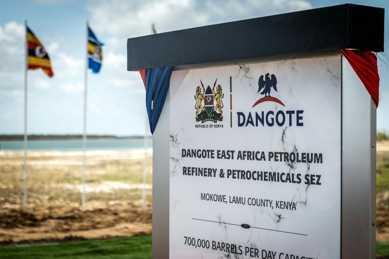 Plaque commémorant la pose de la première pierre de la raffinerie pétrolière Dangote au port de Lamu, au Kenya, le 30 septembre 2026

A general view of a ceremonial inauguration plaque during the groundbreaking ceremony of the Dangote East Africa Petroleum Refinery at Lamu Port in Kililana, Lamu West, on September 30, 2026. Africa's richest broke ground on a new -billion mega-refinery in Kenya on Wednesday, saying it marked a 