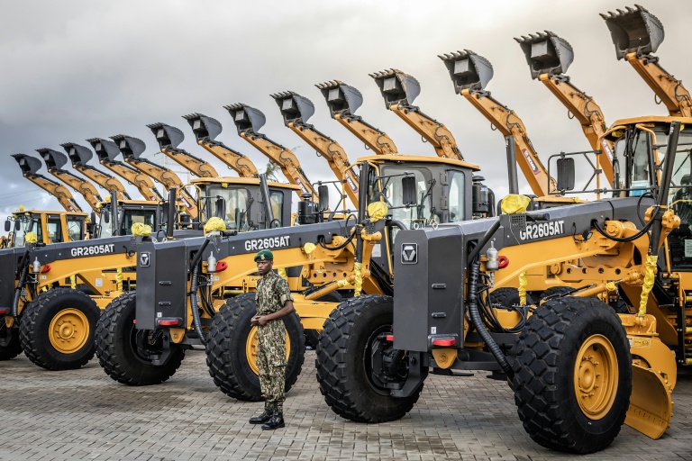 Un membre du Service national de la jeunesse (NYS) du Kenya surveille des excavatrices et autres engins lourds avant une cérémonie de pose de la première pierre d'une mégaraffinerie pétrolière au port de Lamu (Kenya), le 30 septembre 2026