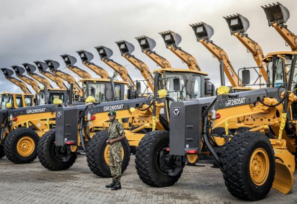 Un membre du Service national de la jeunesse (NYS) du Kenya surveille des excavatrices et autres engins lourds avant une cérémonie de pose de la première pierre d'une mégaraffinerie pétrolière au port de Lamu (Kenya), le 30 septembre 2026
