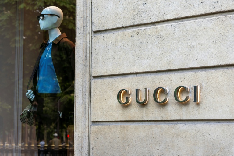 La façade d'une boutique de la marque italienne de luxe Gucci, rue Montaigne à Paris, le 16 avril 2025