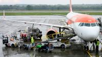 Un avion de la compagnie Easyjet est ravitaillé sur le tarmac de l'aéroport de Milan Malpensa, le 13 avril 2026 