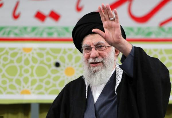 Photo diffusée par le bureau du Guide suprême iranien, l'ayatollah Ali Khamenei, le montrant en train de saluer à Téhéran le 1er février 2026