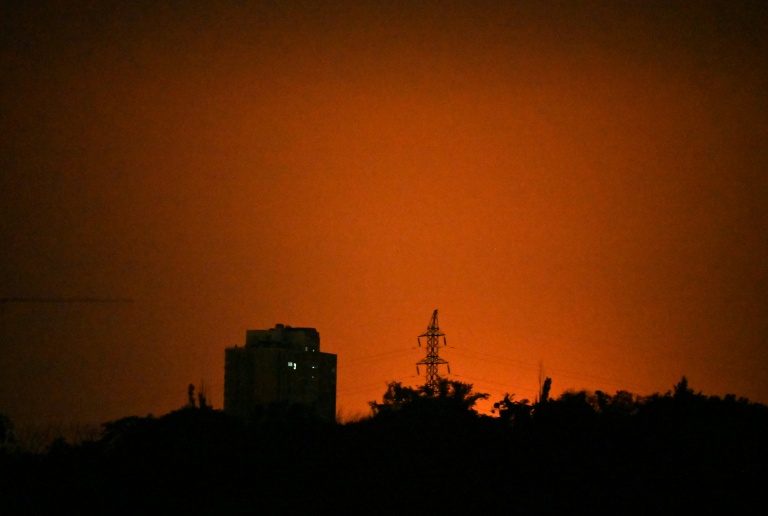 Lueur dans le ciel de Kiev, en Ukraine, où de puissantes explosions ont eu lieu, le 19 juillet 2026