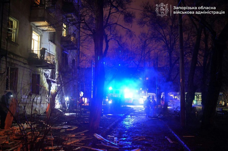 Photo diffusée le 26 février 2026 sur la page Facebook du chef de l'administration militaire régionale de Zaporijjia, Ivan Fedorov, montrant des responsables des services d'urgence ukrainiens inspectant un bâtiment endommagé après une attaque russe à Zaporijjia