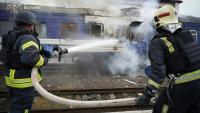 Une image diffusée par les services de secours ukrainiens le 13 septembre 2026 montre des pompiers éteignant un incendie déclenché par une frappe de drone sur un wagon près de la frontière polonaise