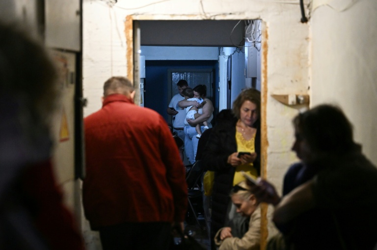 Des habitants de Kiev dans un abri pendant une attaque aérienne russe, le 23 septembre 2026
