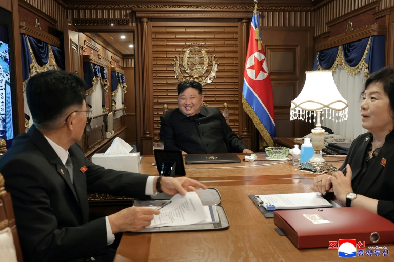 Cette photo, prise le 1er septembre 2025 et diffusée par l'Agence centrale de presse nord-coréenne le 2 septembre 2025, montre le dirigeant nord-coréen Kim Jong-un quittant Pyongyang à bord d'un train spécial pour se rendre en Chine