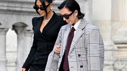 Kim Kardashian (G) quitte le palais de justice de Paris avec sa mère Kris Jenner après avoir témoigné le 13 mai 2025 au procès de son braquage