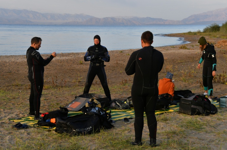 Des plongeurs se préparent à plonger dans les eaux du lac Issyk-Koul, près de  Torou-Aïguyr, au Kirghizstan, le 23 septembre 2026