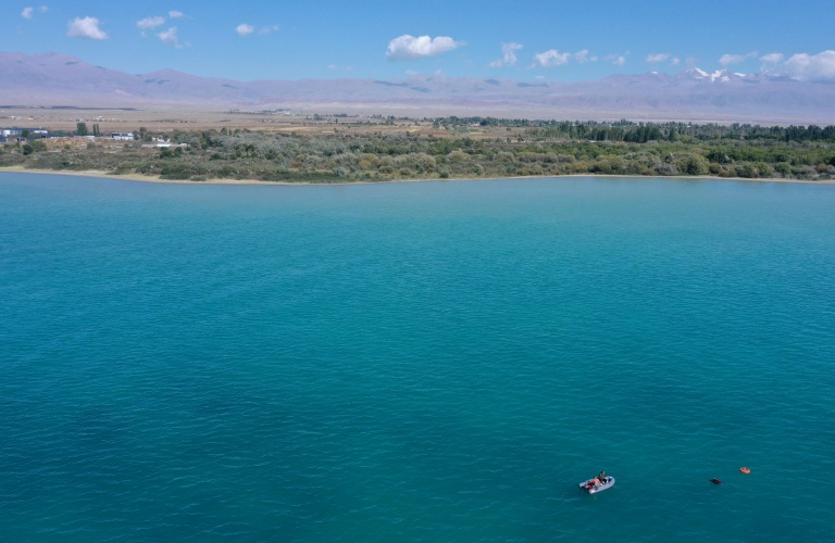 Un plongeur dans le lac Issyk-Koul le 22 septembre 2026, près de  Torou-Aïguyr, au Kirghizstan