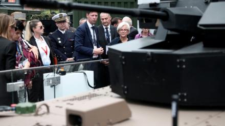 La ministre des armées Catherine Vautrin (D)au stand KNDS au salon Eurosatory à Villepinte, près de Paris,  le 15 juin 2025