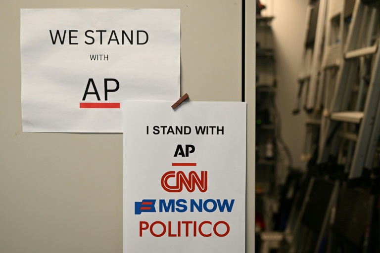 Des affichettes de soutien à des médias critiqués par Donald Trump accrochées dans la salle de presse de la Maison Blanche, à Washington, le 21 septembre 2026
