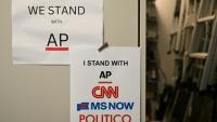 Des affichettes de soutien à des médias critiqués par Donald Trump accrochées dans la salle de presse de la Maison Blanche, à Washington, le 21 septembre 2026