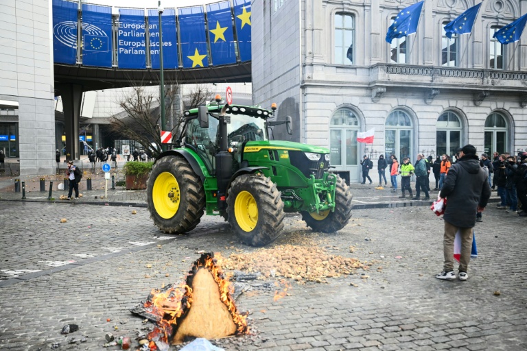Un tracteur est stationné devant le Parlement européen, le 18 décembre 2025 à Bruxelles
