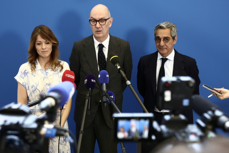 Le ministre de l'Economie Roland Lescure entouré de la ministre déléguée à l'Energie Maud Bregon et du ministre chargé des PME et du Tourisme Serge Papin, à Paris, le 16 juin 2026 