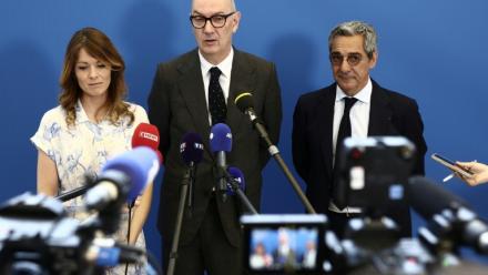 Le ministre de l'Economie Roland Lescure entouré de la ministre déléguée à l'Energie Maud Bregon et du ministre chargé des PME et du Tourisme Serge Papin, à Paris, le 16 juin 2026 