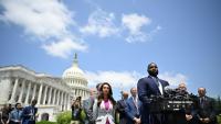 Des élus américains devant le Congrès à Washington, le 30 mai 2023