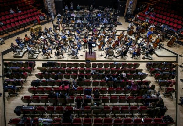 Des patients souffrant de dépression, de trouble bipolaire, de schizophrénie ou de troubles de la personnalité assistent aux répétitions de l'orchestre de Toulouse au théâtre de la Halle aux Grains à Toulouse, le 10 février 2026