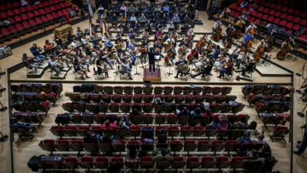 Des patients souffrant de dépression, de trouble bipolaire, de schizophrénie ou de troubles de la personnalité assistent aux répétitions de l'orchestre de Toulouse au théâtre de la Halle aux Grains à Toulouse, le 10 février 2026
